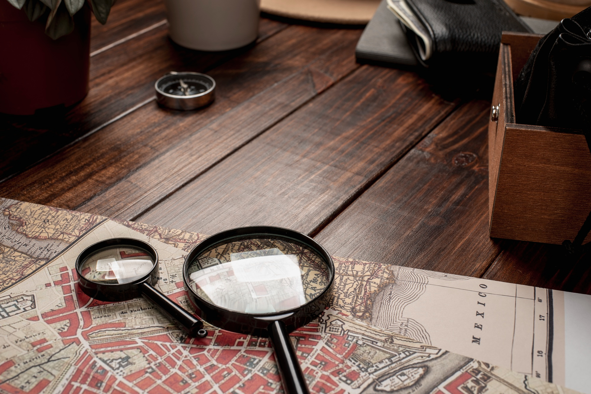 Un teléfono móvil en primer plano con el logo de ZDetectives. La imagen anima a los usuarios a contactar a ZDetectives para una consulta rápida y confidencial sobre sus servicios de investigación