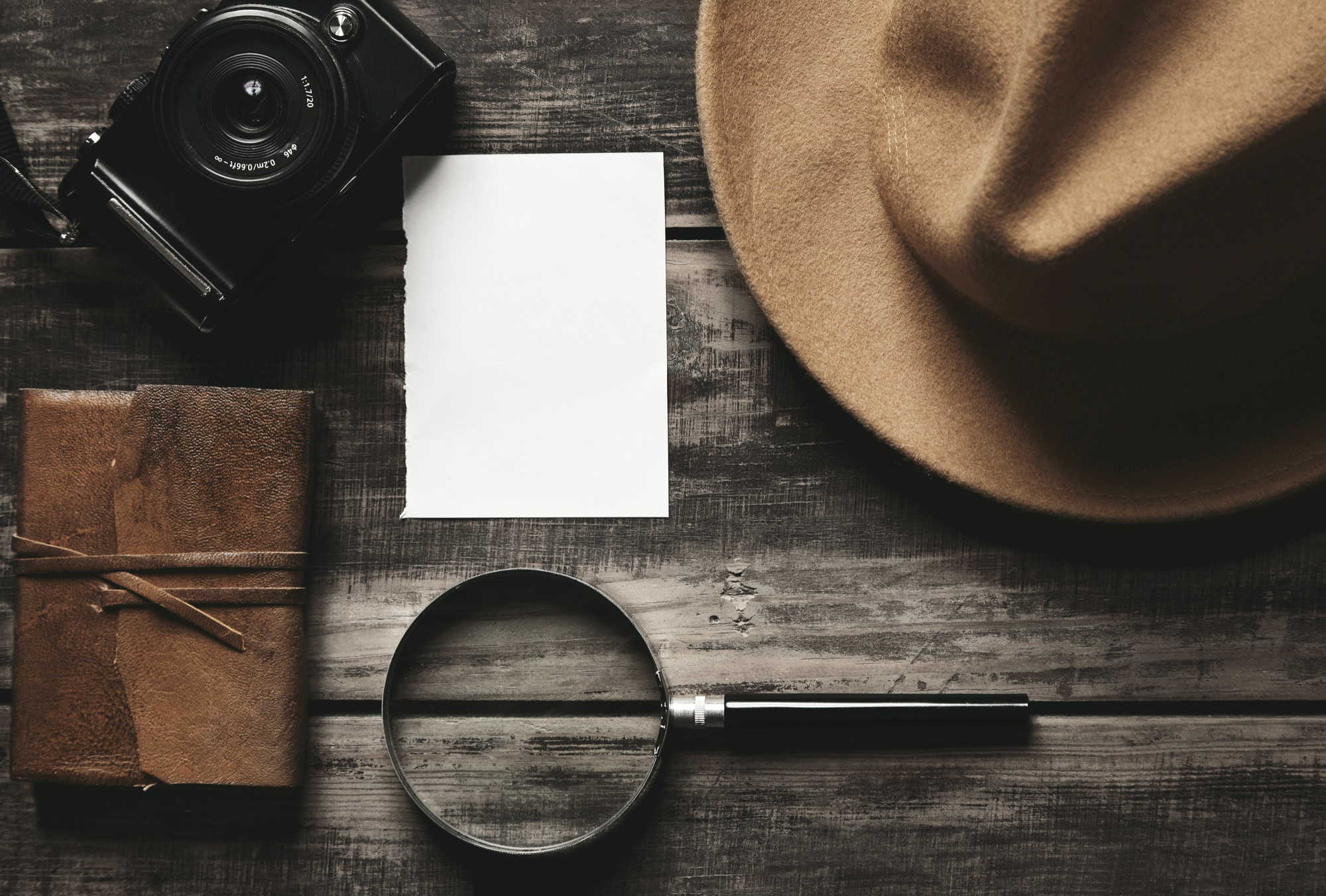 Detective de ZDetectives investigando a un competidor. La imagen ilustra la protección de la reputación y los intereses de una empresa, mostrando una investigación meticulosa de competencia desleal